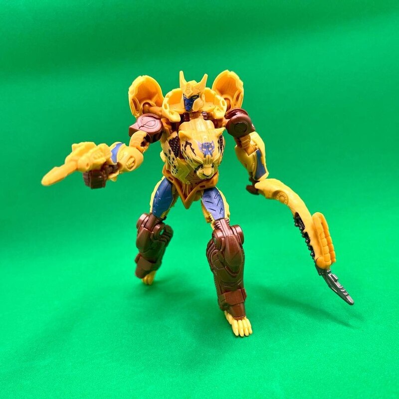 Transformers: Rise of the Beasts Cheetor In-Hand Robot Mode Images